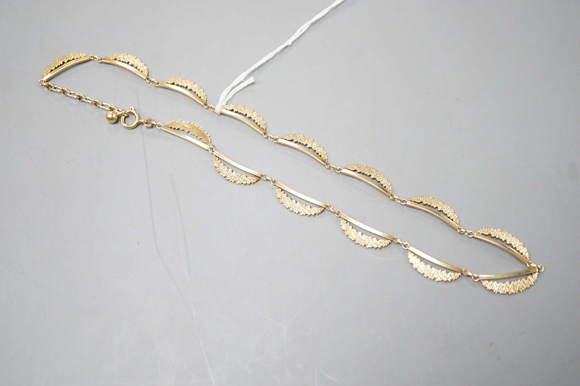 A 1960's part textured 9ct gold fringe necklace, 39cm, 14.1 grams.